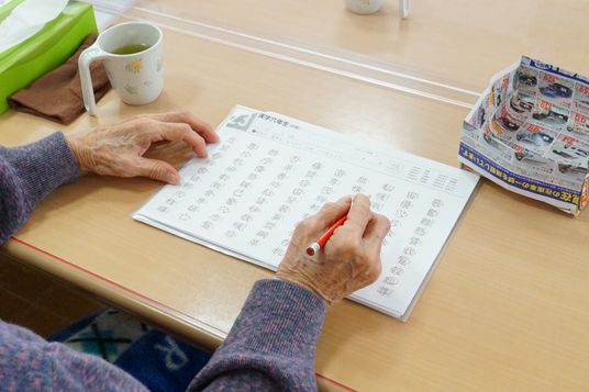 手書きの文字を並べる様子