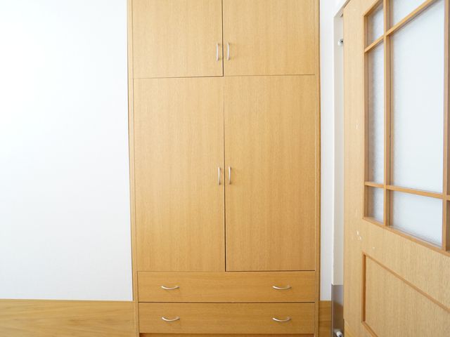 和風の居室の一角 居室 落ち着いた色合いの木製クローゼットと和室の窓が、温もりのある居住空間を演出しています。ここでの新たな生活に思いを馳せることができるでしょう。