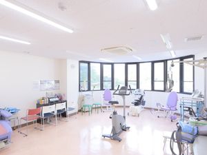 明るい機能訓練室  