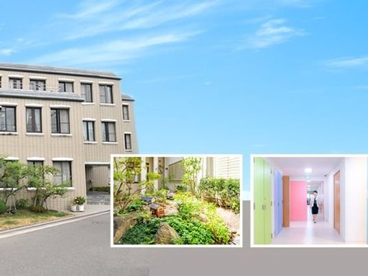 施設外観と中庭と廊下  