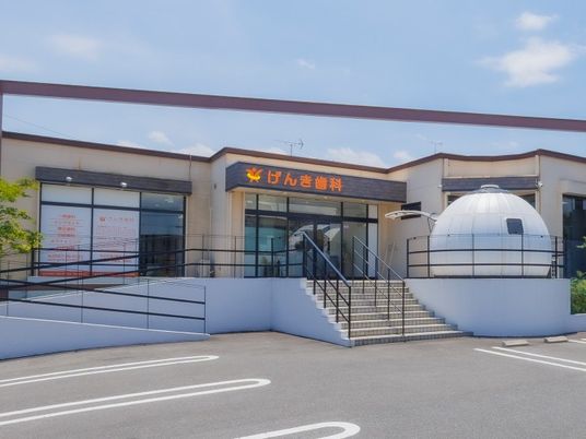 明るい外観の建物  