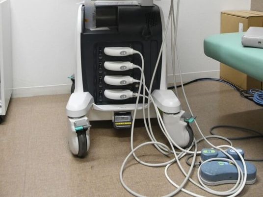機器と配線のある機能訓練室  