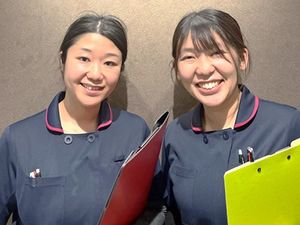 笑顔のスタッフ2人  