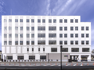 白い建物の外観  