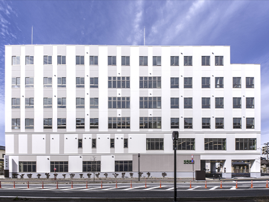 白い建物の外観  
