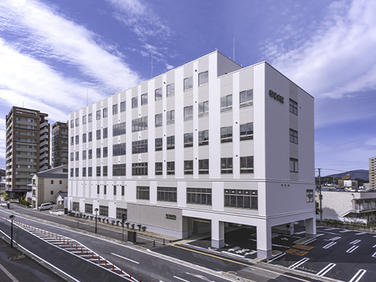 白い建物の外観  