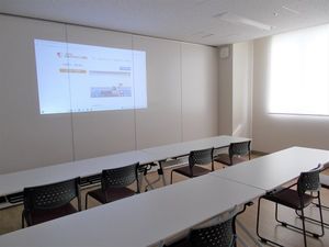 会議用テーブルのある多目的室  