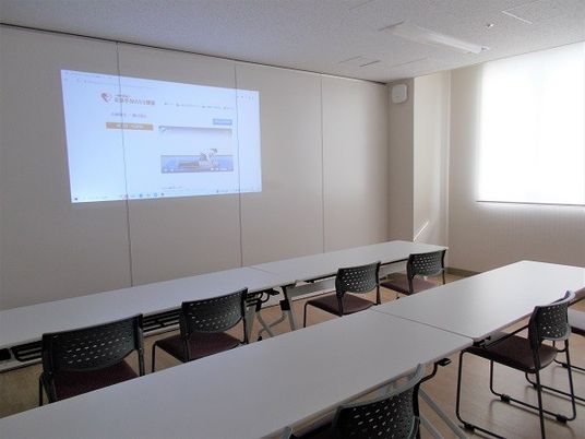 会議用テーブルのある多目的室  