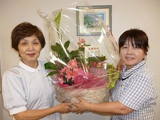 花束を手渡すスタッフ  