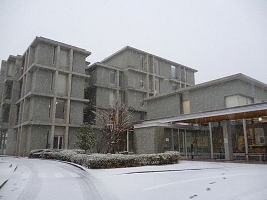 雪の中の施設外観  