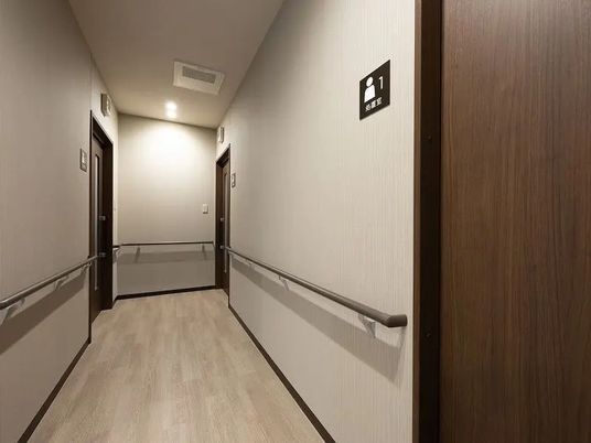 手すり付きの廊下  