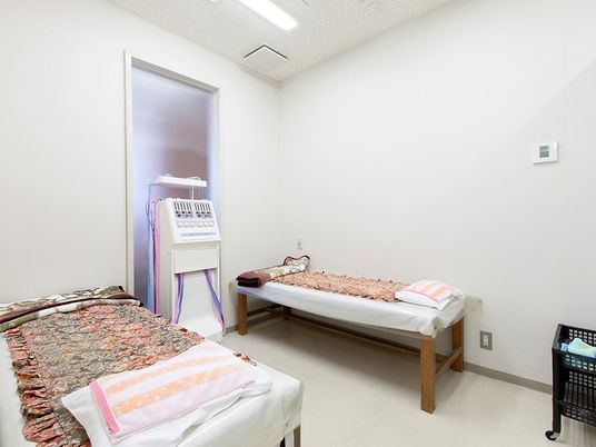 施術ベッドのある個室  
