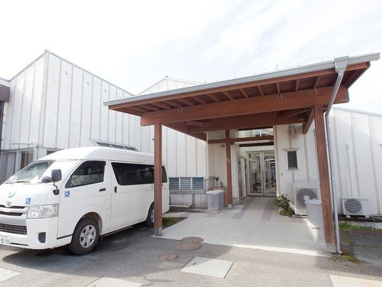 送迎車のある出入口  
