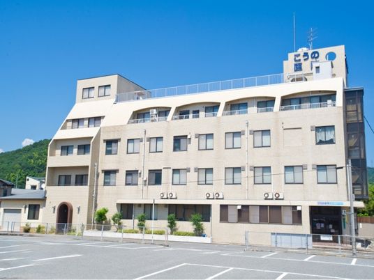 明るい外観の建物  