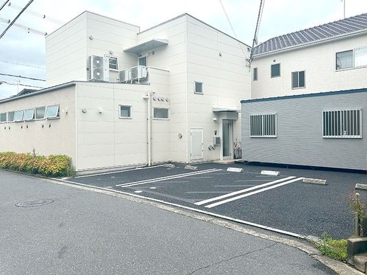 建物外観と駐車場  