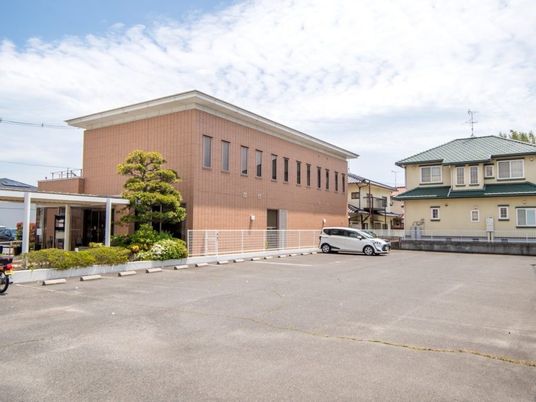 建物前の駐車場  