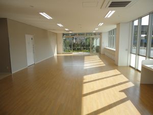 明るい多目的室  