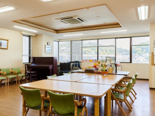 明るい食堂の広い空間  