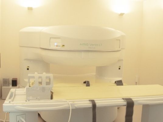 明るい機能訓練室の機器  