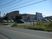 建物前の道路と看板の外観  