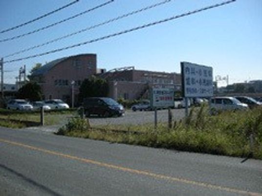 建物前の道路と看板の外観  