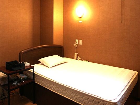 シンプルな居室のベッド  