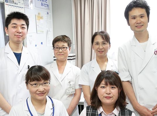 笑顔のスタッフ集合  