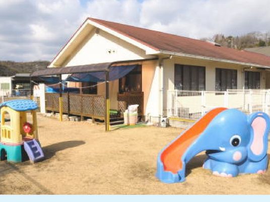 遊具のある園庭  