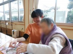 笑顔で交流する様子