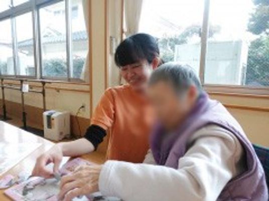 笑顔で交流する様子