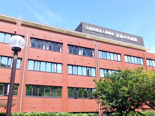 赤い外壁の施設外観  