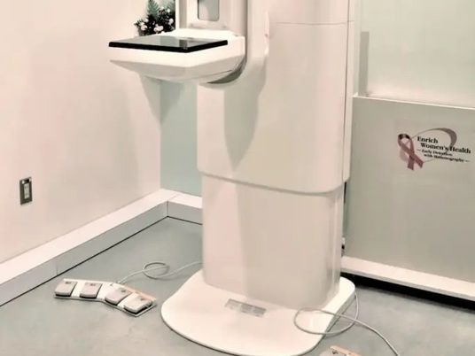白い機器のある室内  