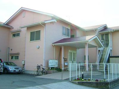 ピンクの建物の外観