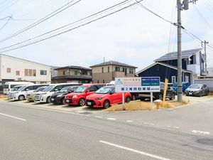 駐車場が並ぶ外観  
