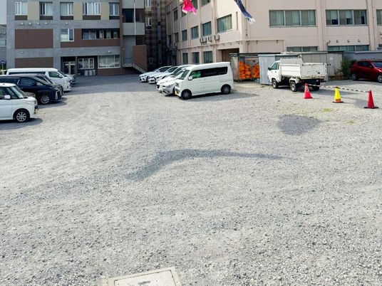 駐車場のある外観  