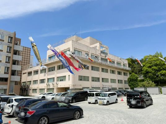 鯉のぼりが泳ぐ施設外観  