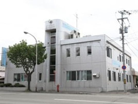 白い建物の外観  
