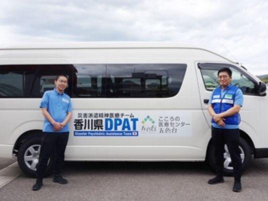 送迎車とスタッフの外観  
