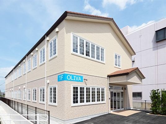 外観の建物入口  