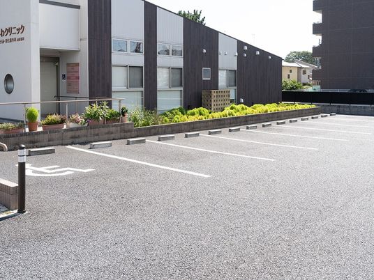 駐車場のある建物外観  