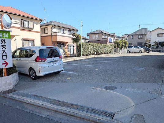 外来入口前の駐車場  
