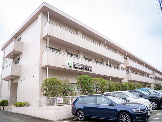 外観と駐車場  