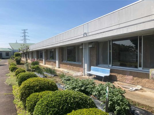 建物外観と庭先  