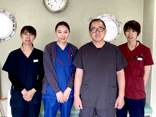 スタッフ4人の廊下  