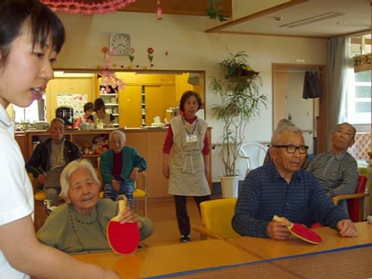 複数の高齢者とスタッフ