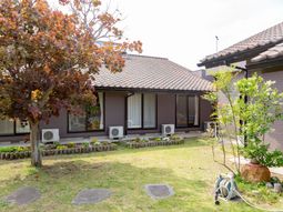 緑豊かな庭の家