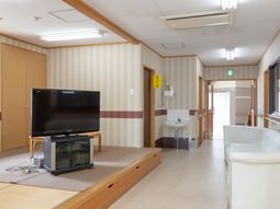 共有ラウンジとテレビ