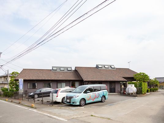 平屋建ての落ち着いた外観