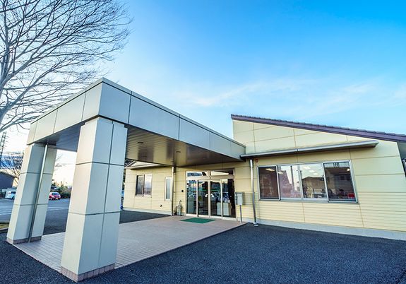 広い屋根の建物外観