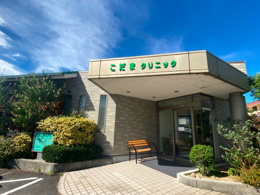 明るい外観と玄関外  